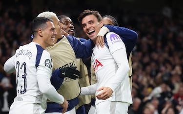 Simons afea una fiesta de Puskas