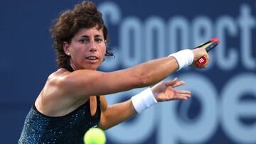 Carla Suárez devuelve una bola en el partido de esta pasada madrugada.