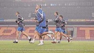 <b>CONGELACIÓN EN LAS ALAS PERICAS.</b> El Espanyol se entrenó anoche en el escenario del choque, un terreno de juego que gustó. Lo del frío ya es otra cosa...
