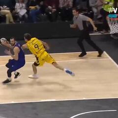 La polémica jugada en el apretado final que se llevó el Barça