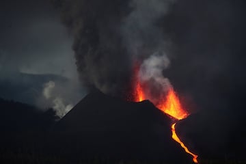 Las autoridades han mantenido a unas 3.500 personas confinadas hasta la por la nube tóxica generada por el contacto de la colada con una cementera. Según el último informe del Instituto Geográfico Nacional, se han registrado un total de 64 movimientos sísmicos en la zona de La Palma, de los cuales seis se hicieron notar en la localidad insular
