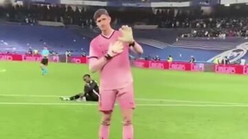 Pitó el árbitro y Courtois inmediatamente hizo esto a los aficionados que quedaban