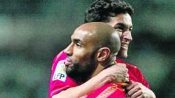 <b>PAREJA DE ORO. </b>Jesús Navas y Kanouté celebran uno de los goles anotados codo a codo.