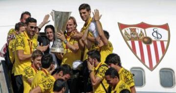 Unai emery y Rakitic con el trofeo de la Europa League tras aterrizar en el aeropuerto de Sevilla.