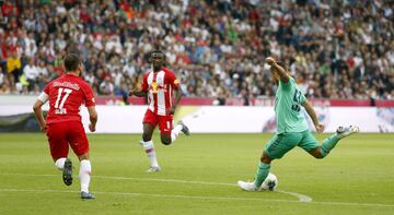 Salzburgo 0-1 Real Madrid | Benzema pidi¨® el bal¨®n, se la dio a Hazard, arriba a la izquierda, y el belga se fue hacia dentro, perfil¨¢ndose para el disparo con la derecha y le peg¨® con rosquita.