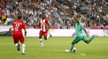 Salzburgo 0-1 Real Madrid | Benzema pidió el balón, se la dio a Hazard, arriba a la izquierda, y el belga se fue hacia dentro, perfilándose para el disparo con la derecha y le pegó con rosquita.