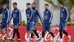 AME406. BUENOS AIRES (ARGENTINA), 05/06/2019.- Jugadores de la selecci&oacute;n argentina de f&uacute;tbol entrenan este mi&eacute;rcoles, en el predio de la Asociaci&oacute;n del F&uacute;tbol Argentino (AFA), en Ezeiza, Buenos Aires (Argentina). La Albiceleste se prepara para la Copa Am&eacute;rica Brasil 2019, que se disputar&aacute; del 14 de junio al 7 de julio, y en donde debutar&aacute; contra Colombia el 15 de junio por el grupo B. EFE/ Juan Ignacio Roncoroni