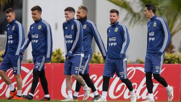 AME406. BUENOS AIRES (ARGENTINA), 05/06/2019.- Jugadores de la selección argentina de fútbol entrenan este miércoles, en el predio de la Asociación del Fútbol Argentino (AFA), en Ezeiza, Buenos Aires (Argentina). La Albiceleste se prepara para la Copa América Brasil 2019, que se disputará del 14 de junio al 7 de julio, y en donde debutará contra Colombia el 15 de junio por el grupo B. EFE/ Juan Ignacio Roncoroni