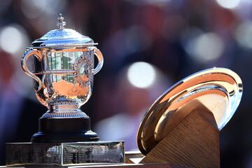 Los trofeos de la final femenina entre Jelena Ostapenko y Simona Halep.