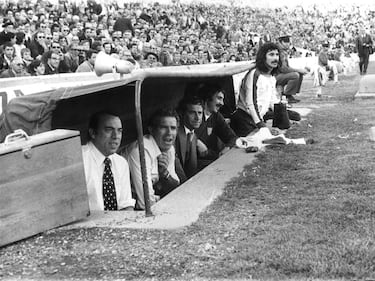 Se cumplen cinco años del fallecimiento de la leyenda del Atlético de Madrid. Como entrenador ha dirigido a nueve clubes: Atlético de Madrid, Betis, Barcelona, Espanyol, Sevilla, Valencia, Oviedo, Mallorca, Fenerbahçe además de haber sido seleccionador del combinado nacional español. En su palmarés hay 4 Copas del Rey (tres con el Atleti y una con el Barcelona), una Liga, una Supercopa de España, una Copa Intercontinental con los rojiblancos y la Eurocopa de 2008 con la selección española. A esto hay que sumarle qu ha sido galardonado con la medalla de oro de la Real Orden del Mérito Deportivo y Premio IFFHS como mejor seleccionador del año.