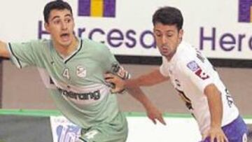 <b>¡AQUÍ! </b>Neto pide el balón ante el estrecho marcaje de Minhoca en un partido muy igualado.