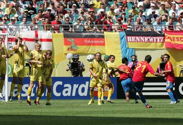 Luis Aragonés le convocó para el Mundial 2006 y ya en el primer partido marcó dos de los cuatro goles de España a Ucrania. En la foto marca el gol de falta directa.