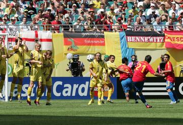 Luis Aragonés le convocó para el Mundial 2006 y ya en el primer partido marcó dos de los cuatro goles de España a Ucrania. En la foto marca el gol de falta directa. 