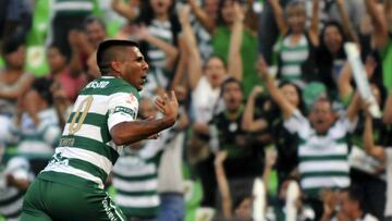 Daniel Ludue&ntilde;a celebra un gol con Santos en la Liga MX