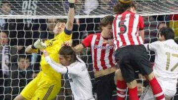 <b>CAPITÁN 600.</b> Iker, que se impuso en el juego aéreo, cumplió 600 encuentros ofi ciales con la camiseta del Madrid. Además igualó a Hierro en partidos de Liga con 439.