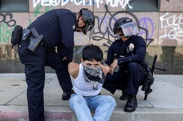 Agentes del Departamento de Policía de Los Ángeles (LAPD) detienen a un manifestante cerca del Centro de Detención de Los Ángeles durante una protesta contra las redadas federales de inmigración, en el centro de Los Ángeles.