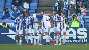 Los jugadores del Recreativo celebran un gol de Caye Quintana.