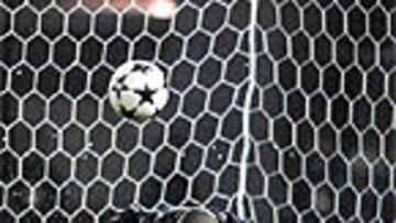 <b>PORTERO ACCIDENTAL</b>. En el último entrenamiento antes del partido, Ronaldo se puso de portero. Quizá olvidaba que de esa forma se lesionó su compatriota Emerson, que se perdió el Mundial por ese motivo.