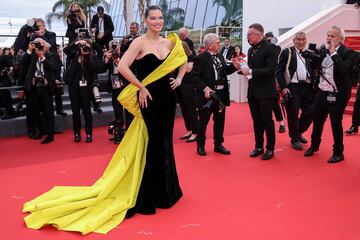 Adriana Lima durante la alfombra roja del Festival de Cannes 2023.