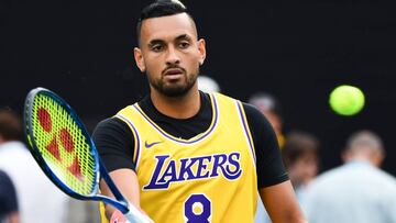 Nick Kyrgios, con una camiseta de Kobe Bryant durante el calentamiento antes de su partido ante Rafael Nadal en el Open de Australia.
