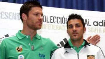 Respecto a la cita de Sudáfrica, en la que España debutará el 14 de junio ante Nueva Zelanda, para enfrentarse después en esta fase de grupos a Irak y a los anfitriones, el centrocampista del Liverpool comentó que, a pesar de jugar contra selecciones a priori menores, no lo ven fácil porque "al mínimo descuido se complica la cosa".