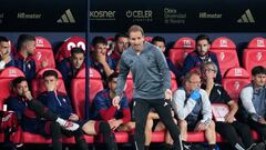 Jagoba Arrasate, entrenador del Osasuna, en la banda dando instrucciones.