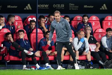 Jagoba Arrasate, entrenador del Osasuna, en la banda dando instrucciones.