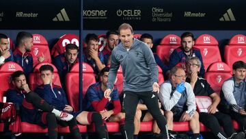 Jagoba Arrasate, entrenador del Osasuna, en la banda dando instrucciones.