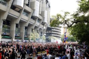 Ambientazo de las aficiones antes del Real Madrid-Atlético