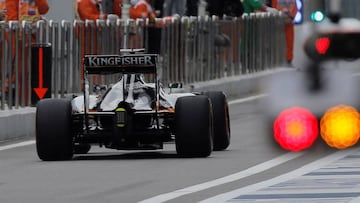 Hulkenberg en el pit lane de Rusia.