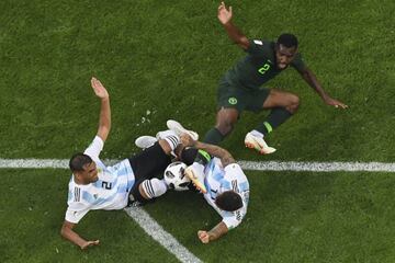 Brian Idowu entre Nicolás Otamendi y Gabriel Mercado.