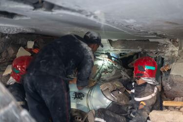 Las fuerzas de seguridad participan en una operación de rescate después de un terremoto, en la aldea de Moulay Brahim, cerca del epicentro del terremoto, en las afueras de Marrakech, Marruecos.