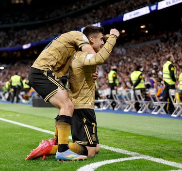 0-1. Ander Barrenetxea celebra el primer gol en uno de los córners con Pablo Marín.