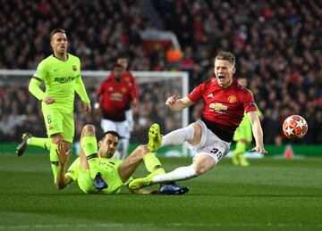 Scott McTominay con Sergio Busquets.