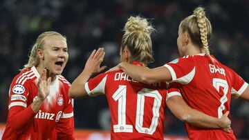 Paris (France), 20/11/2025.- Linda Dallmann (C) of Bayern celebrates with her teammates after scores the 1-1 goal during the UEFA Women's Champions League match between Paris Saint-Germain and Bayern Munich in Paris, France, 20 November 2025. (Liga de Campeones, Francia) EFE/EPA/MOHAMMED BADRA