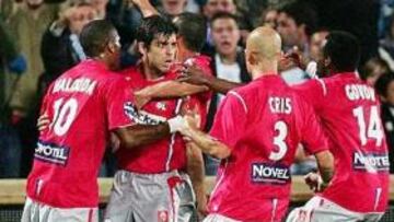 <b>TODOS BUENOS. </b>Una de las señas de identidad del Lyon es que tiene excelentes futbolistas en todas sus líneas. Para muestra la foto: Malouda, Cris y Govou celebran un gol de Juninho, su líder.
