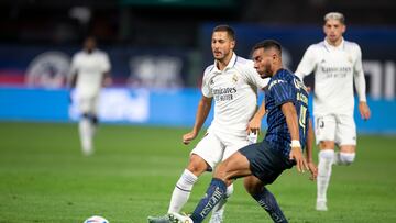 San Francisco (United States), 27/07/2022.- Real Madrid midfielder Eden Hazard (L), passes the ball around Club America defender Sebastian Caceres (R), during the second half of their soccer friendly match at Oracle Park, in San Francisco, California, USA, 26 July 2022. (Futbol, Amistoso, Estados Unidos) EFE/EPA/D. ROSS CAMERON
