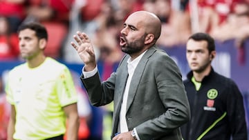 El entrenador del Celta, Claudio Giráldez, da instrucciones durante el partido contra el Osasuna en El Sadar.