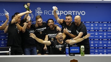 Eder Sarabia, bañado en champán por sus jugadores, en la rueda de prensa.