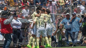 Instantes previos a que desde la tribuna lanzaran un vaso a los jugadores de Am&eacute;rica.