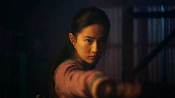 Esta imagen publicada por Disney muestra a Yifei Liu en el papel principal de &quot;Mulan&quot;. La pel&iacute;cula ya no se dirige a un gran estreno teatral.