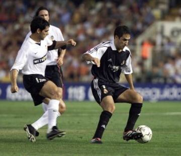 Temporada 01/02.Un apasionante Valencia-Real Madrid dio comienzo a la Liga el 25 de agosto del 2001. En imagen, Raúl controla el balón.