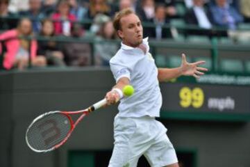 El tenista belga Steve Darcis devuelve una bola al español Rafael Nadal, durante el partido de primera ronda del torneo de tenis de Wimbledon