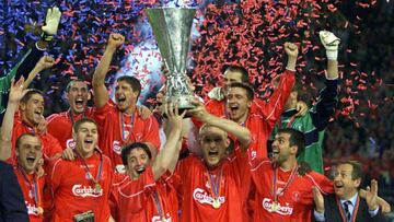 El Liverpool celebrando la UEFA 2000-01.