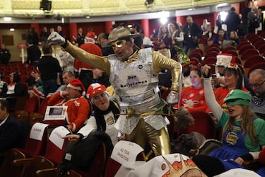 Asistentes disfrazados en el Teatro Real para vivir el Sorteo Extraordinario de Navidad de la Lotería Nacional.