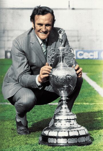 Nacido en Middlesbrough, a Donald George Revie siempre se le recordará por ser el entrenador de uno de los mejores equipos del Leeds United de la historia. Durante sus más de 13 años en el banquillo, conquistó todo tipo de títulos, incluidos dos campeonatos ingleses que le valieron ser el ‘Mejor Entrenador de Inglaterra’ hasta en tres ocasiones. También dirigió a Inglaterra durante tres años. Como jugador, recaló en varios equipos como el Leicester, el Manchester City -con el que ganó una FA CUP- o el Leeds. Falleció en Edimburgo a los 61 años.

