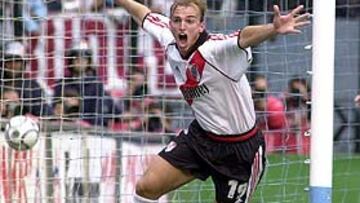 <b>VUELVE EL CUCHU</b>. Del Bosque cuenta con el joven Cambiasso. Esta vez sí. Tras curtirse en Argentina, Esteban entra en los planes. El mismo lugar y posición que Fernando Redondo. El '5'. Siempre el argentino y blanco '5'.