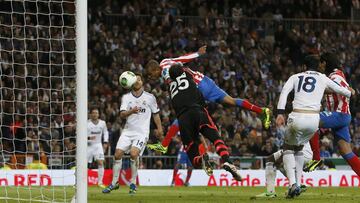 Miranda marca el gol ante el Real Madrid en la final de Copa de 2013.