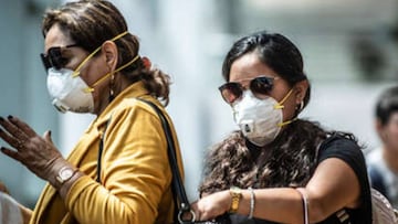 Los pasajeros caminan con m&aacute;scaras protectoras en el Aeropuerto Internacional Jorge Ch&aacute;vez, Lima, el 27 de febrero de 2020.