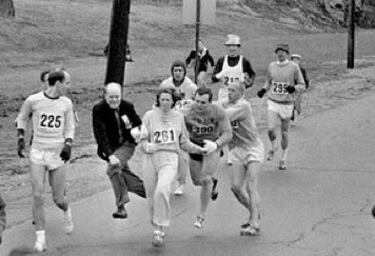 Kathrine Virginia Switzer, nacida en Amberg (Alemania) el 5 de enero de 1947, se convirtió en 1967 en la primera mujer en correr una maratón, la de Boston, con dorsal. Portó el 261 y dejó una imagen para la historia cuando uno de los jueces, Jock Temple, que ejercía de codirector, intentó expulsarla a empujones. Aquella acción le valió para transformarse en un icono del feminismo y un símbolo en la lucha por la igualdad. Aquella secuencia fotográfica fue elegida por la revista ‘Time’ como una de las 100 fotos que cambiaron el mundo. En 1974 ganó la maratón femenina de Nueva York y quedó segunda en 1975. Entonces logró su mejor marca con un tiempo 2:51:37. Su proyecto supuso un acelerón para que el COI aceptara la maratón femenina como deporte dentro de su programa. Actualmente dirige ‘261 Fearless’, una organización sin ánimo de lucro que promueve la creación de clubes de running para mujeres. El dorsal 261 está retirado en Boston en su homenaje.